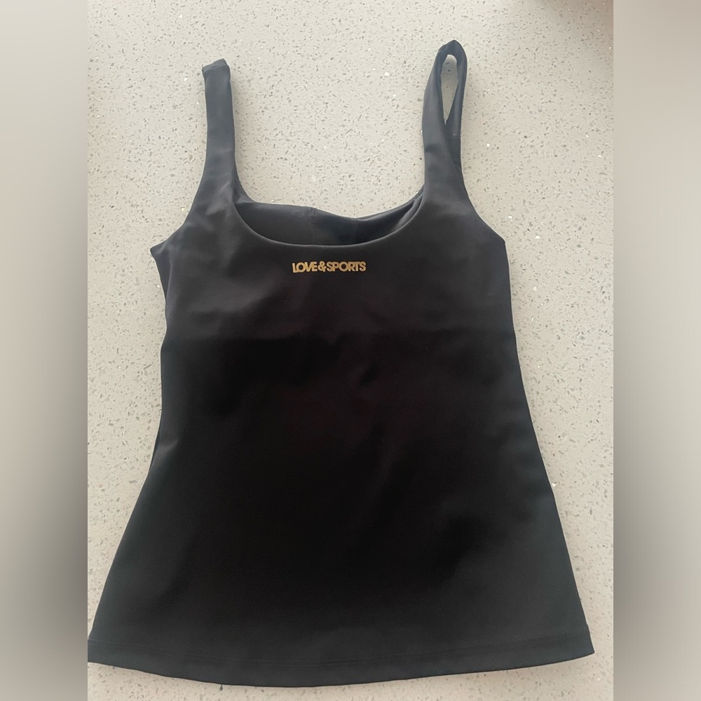 This activewear top is designed to fit individuals who wear xs to xxs